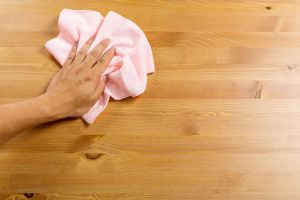 Cách vệ sinh sàn gỗ đúng cách? Mẹo xử lý vết bẩn bám lâu ngày trên sàn gỗ