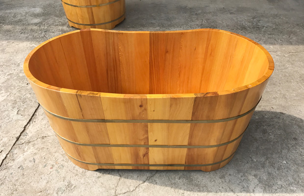 Bồn tắm làm từ gỗ Pơ Mu