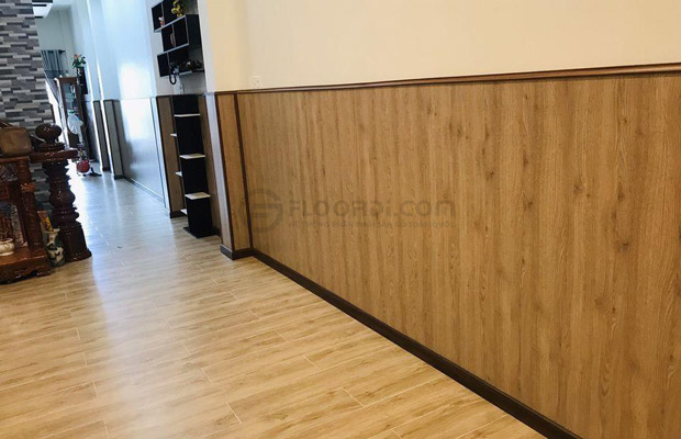 Chân tường ốp gỗ màu trung tính