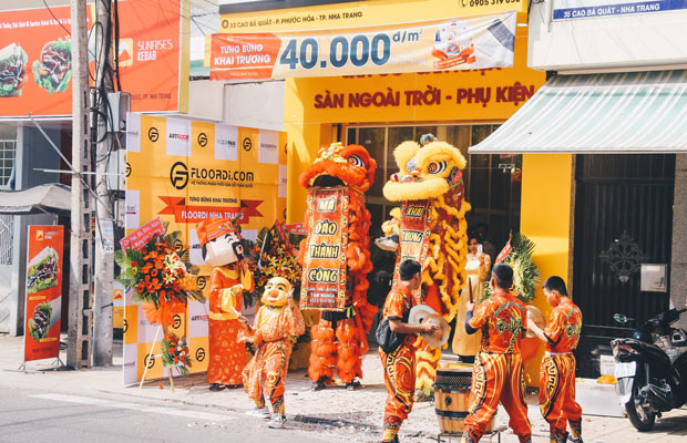Đội múa lăng mừng khai trương floordi