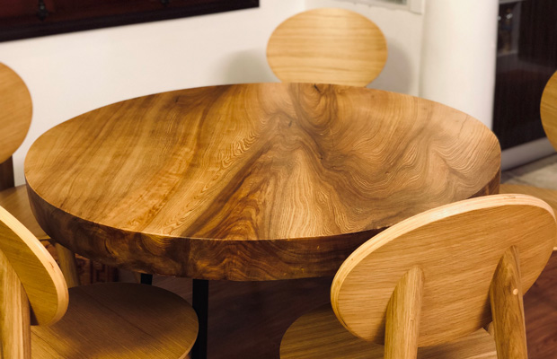 Làm bàn ghế bằng gỗ Pơ Mu